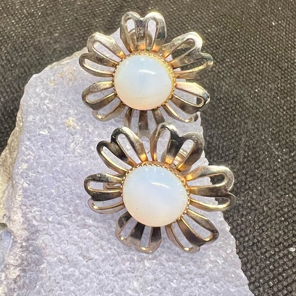1940s Retro Glass Moonstone & Gold Flower Vtg Screw backs Earrings